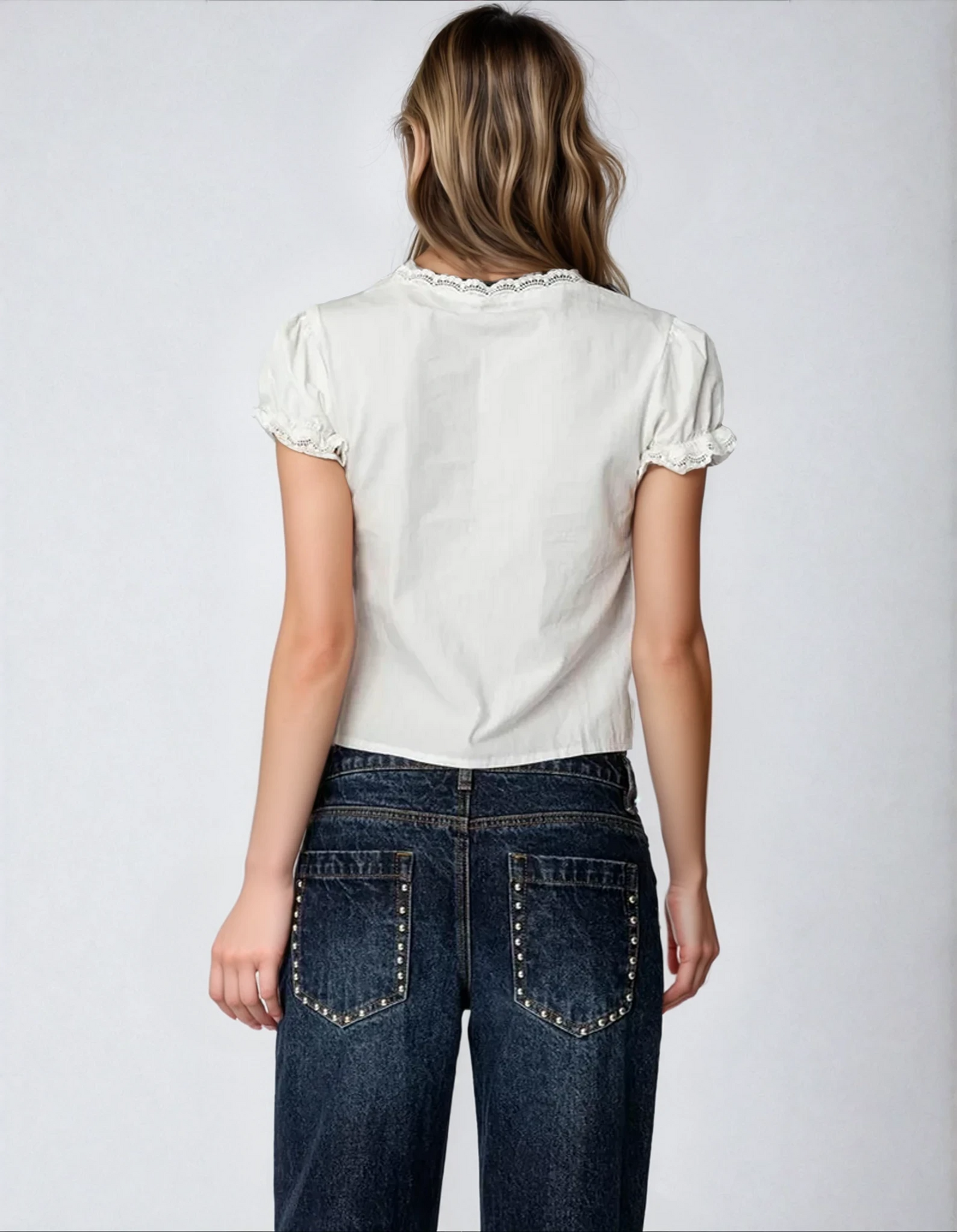 Top Crop Blanca con Encaje y Nudo Frontal
