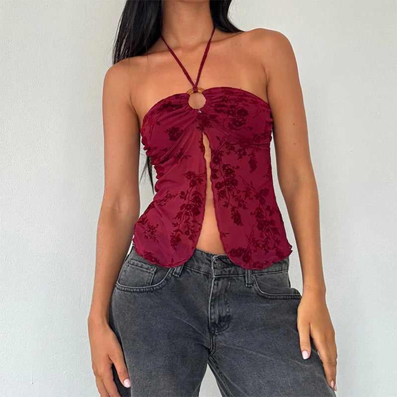 Top Halter Rojo con Bordado Floral y Broche Central