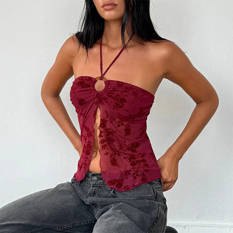 Top Halter Rojo con Bordado Floral y Broche Central