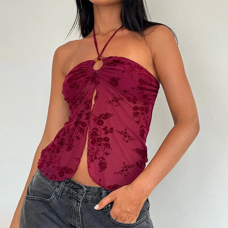 Top Halter Rojo con Bordado Floral y Broche Central