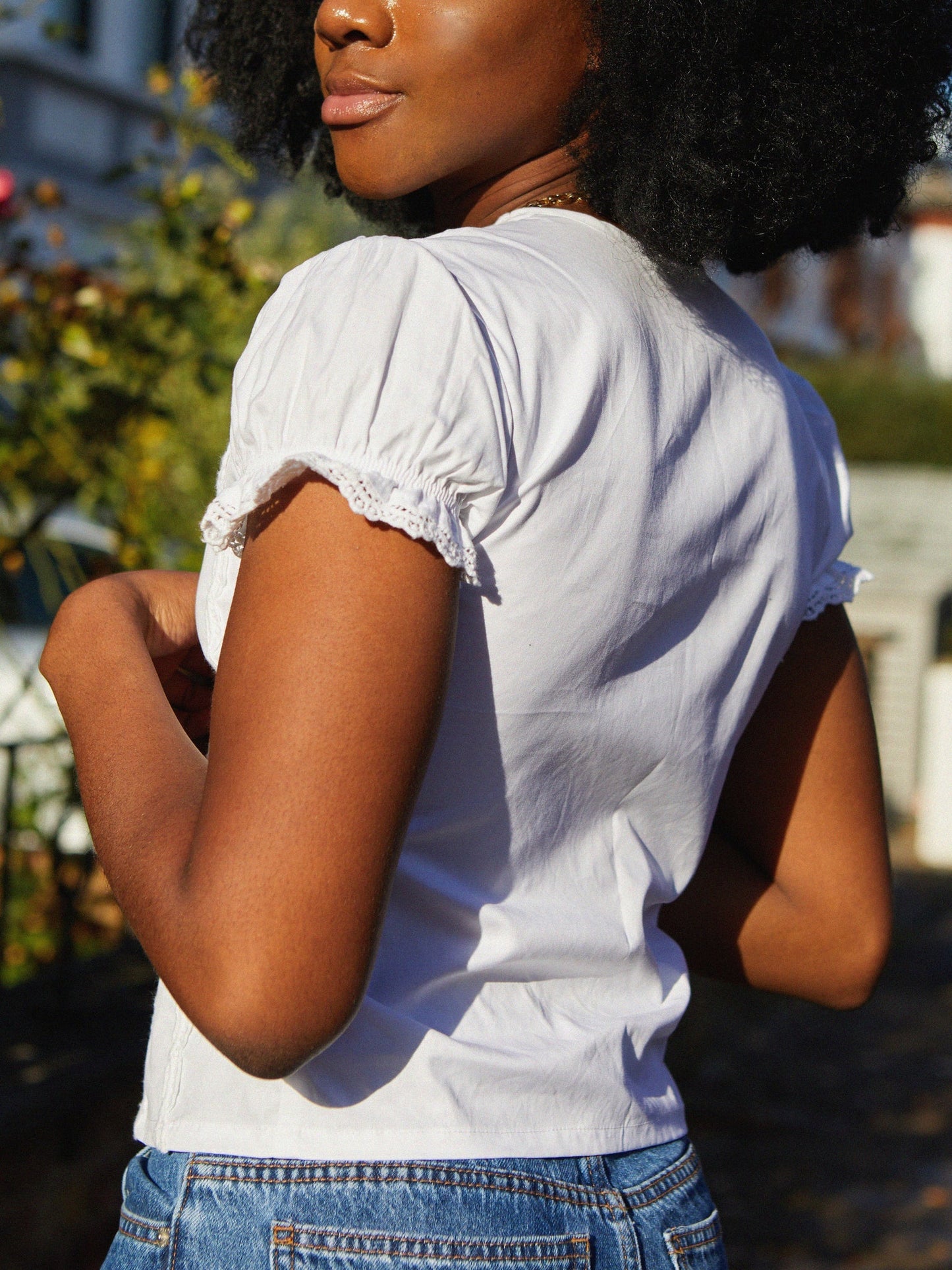 Top Crop Blanca con Encaje y Nudo Frontal